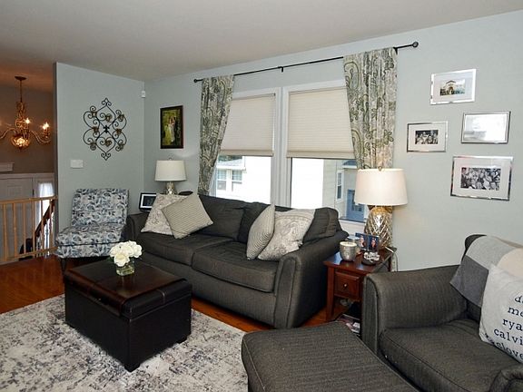 3rd image of 17 Waldwick Ave
