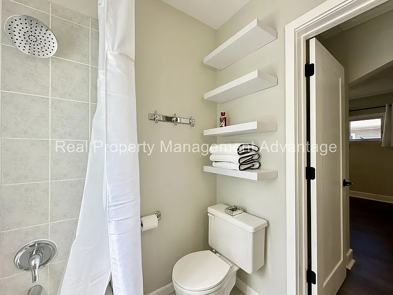 2128 Romeo St — Photo 16