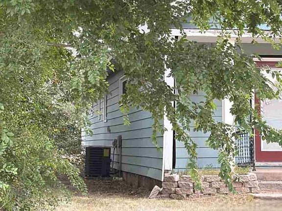 3rd image of 210 Robinson St