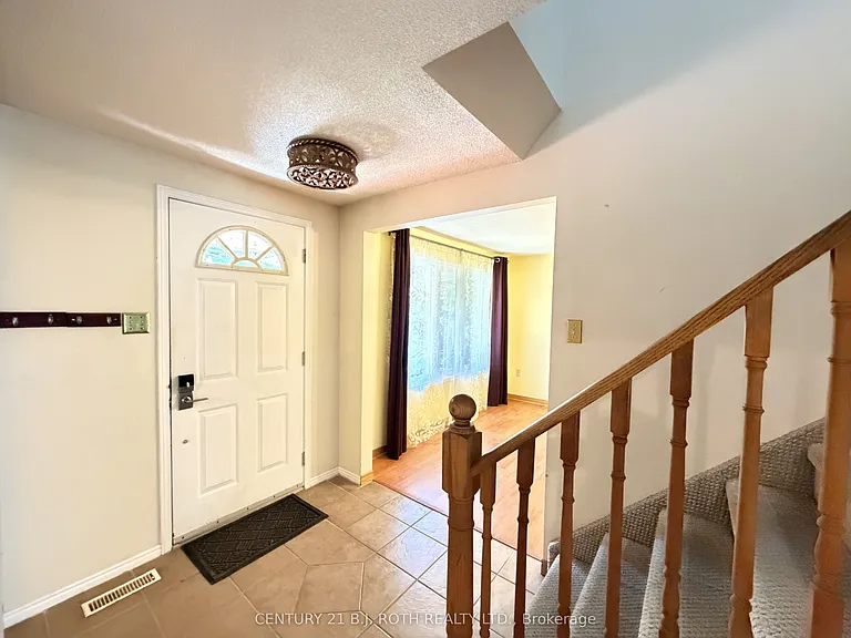 29 Irwin Dr #UPPER — Photo 2