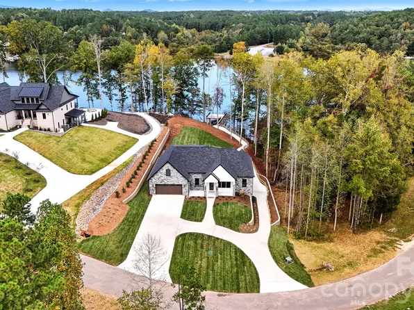 5764 Lake Pointe Dr, Hickory, NC 28630