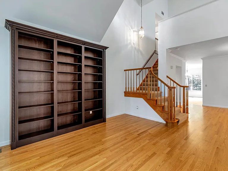 302 Tadley Ct — Photo 4