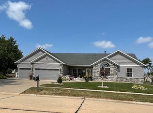 429 Stoney Creek Rd NW, Cedar Rapids, IA 52405