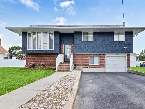 1007 Jackson Avenue, Lindenhurst, NY 11757