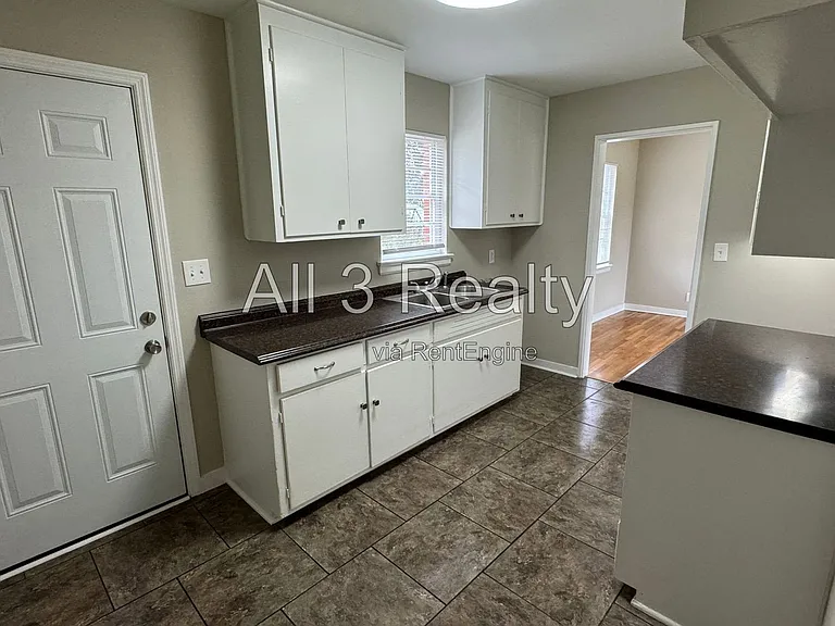 990 Parkwood Dr — Photo 12