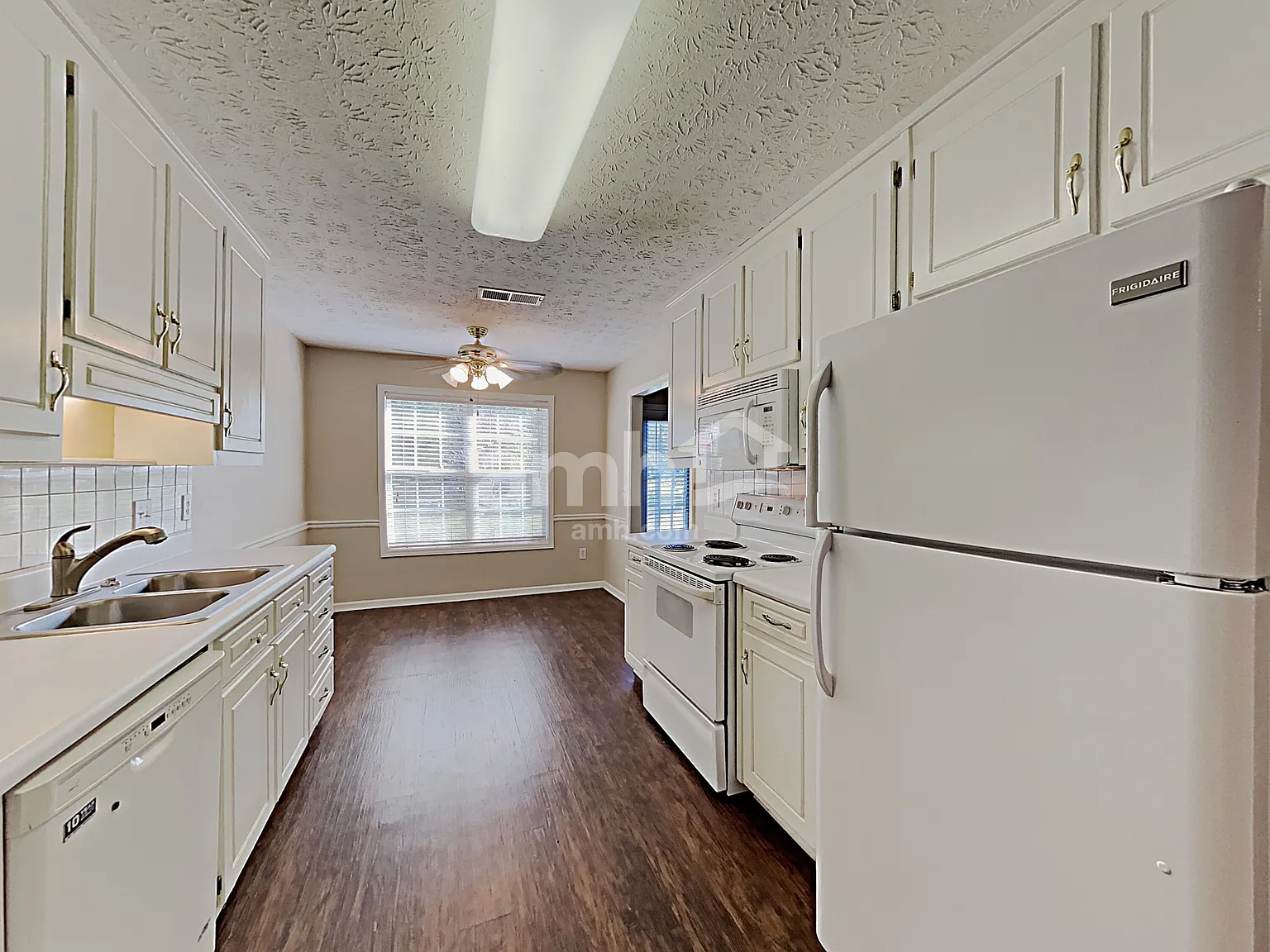 3 bed, 2.0 bath, 1520 sqft, $2,025 — Photo 3
