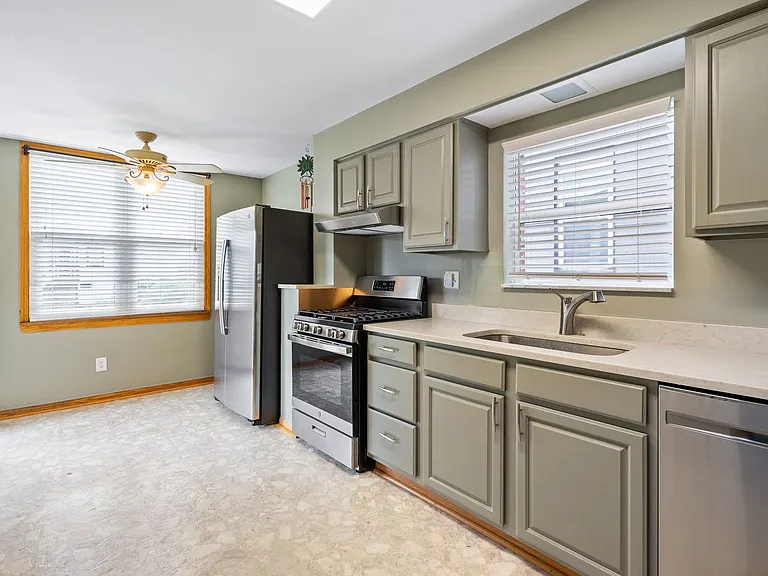 638 Margaret St — Photo 11