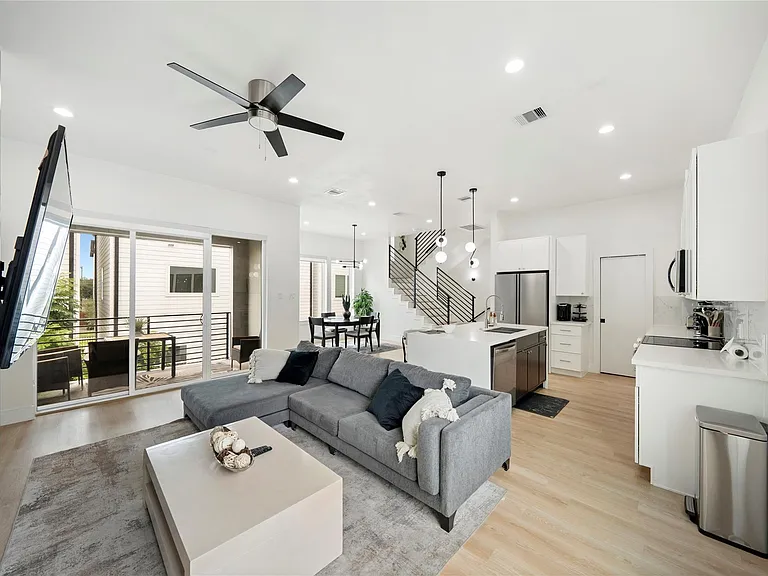 3010 Delano St — Photo 2