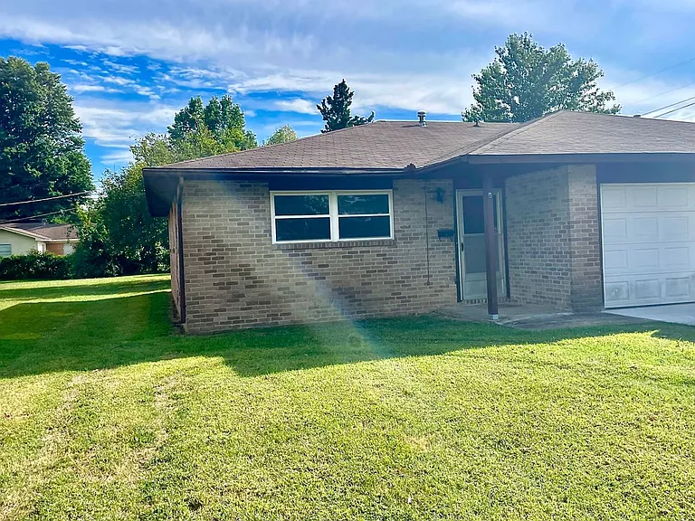 2115 W Emma Ave — Photo 1