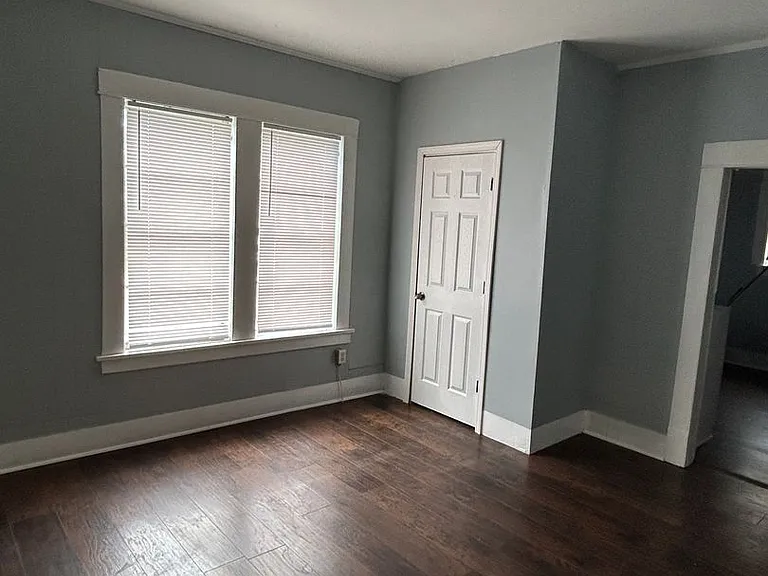 2042 Laurel St — Photo 3