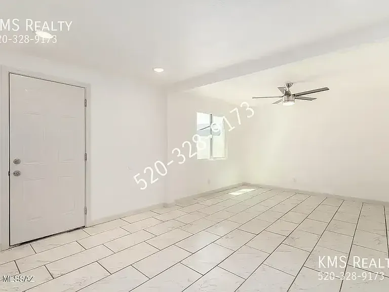 2429 E Cameron Vis — Photo 2