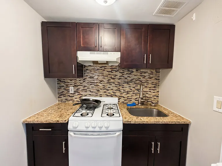 3021 Edwin Ave #2H — Photo 9
