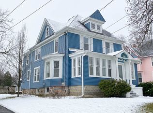 371 Lincoln Ave, Woodstock, IL 60098