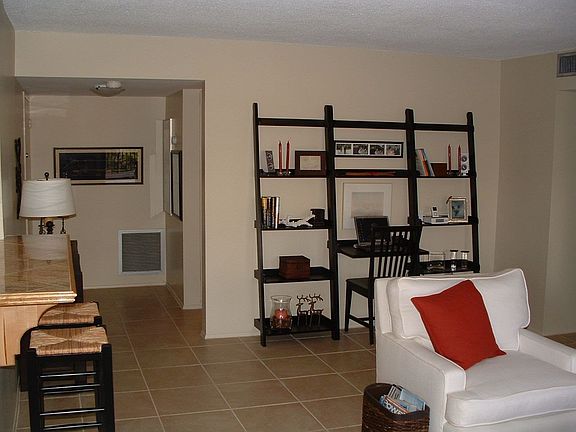 Living Room / Entry