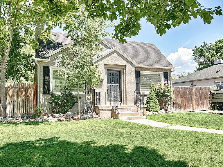 1549 E Westminster Ave — Photo 2