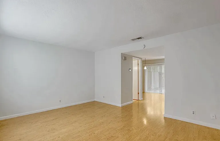 1070 Spring Valley Cmn — Photo 5