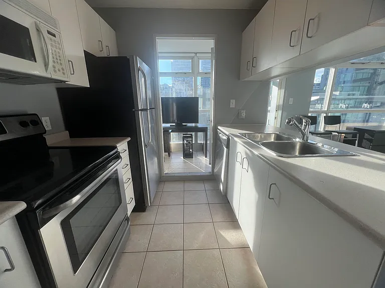 438 Seymour St #11F — Photo 8