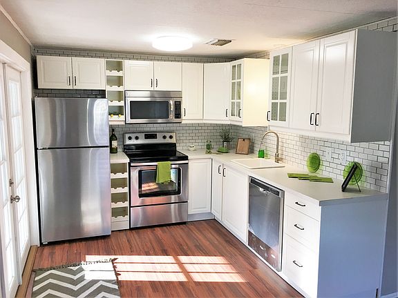 2nd image of 124 Barbarosa St