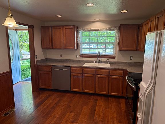 4th image of 3213 NE 132nd Ave
