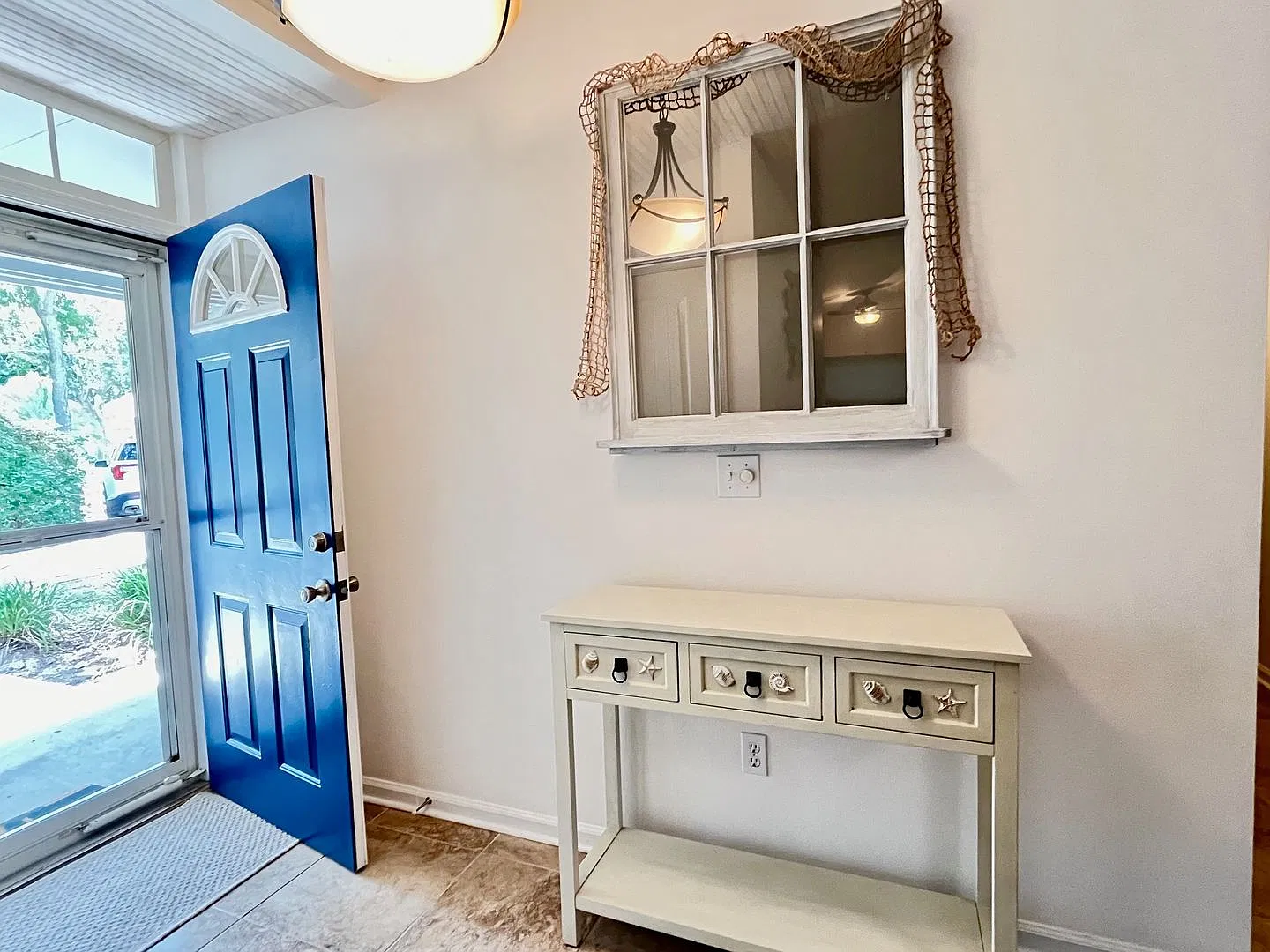 3/2 Centrally located! Walk to the Beach! — Photo 4