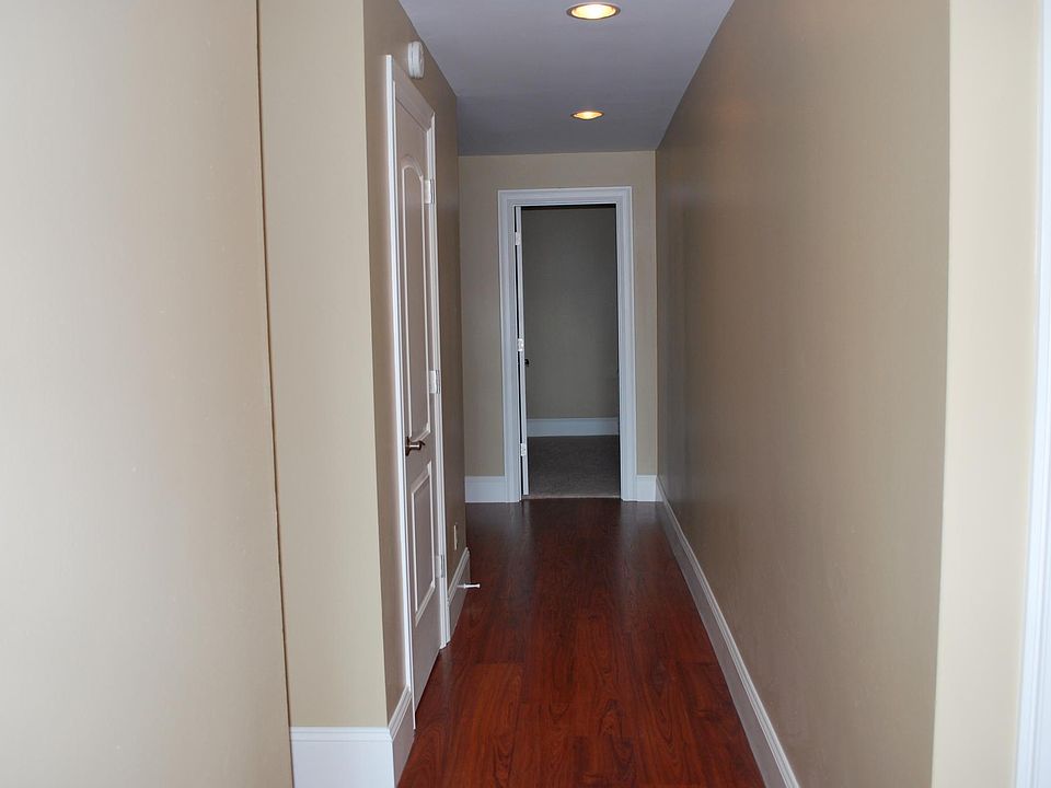 hallway to bedrooms