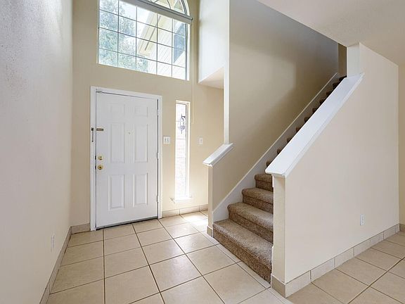 4th image of 643 Meadow Knoll Dr