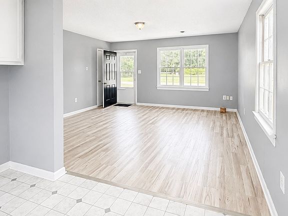4th image of 210 Hurley Ave