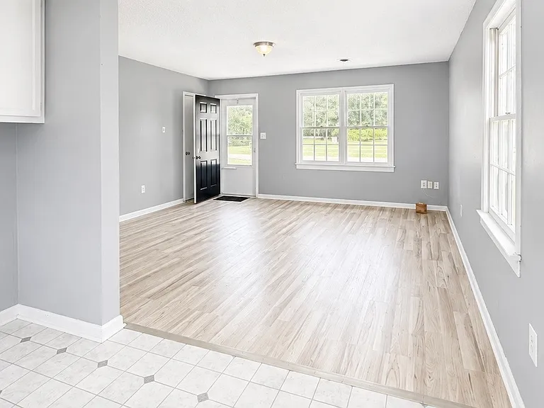 210 Hurley Ave — Photo 4