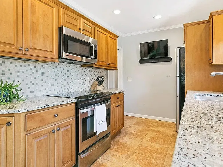 1915 W 38th Pl — Photo 5