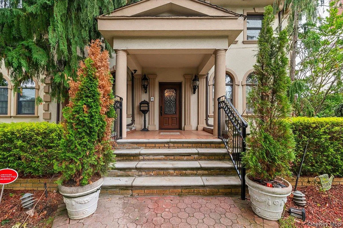 5 bed, 5.0 bath, 4561 sqft, $10,000 — Photo 2