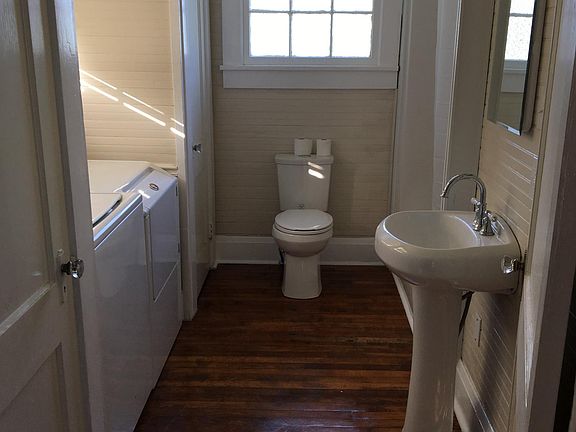 Bath/laundry room