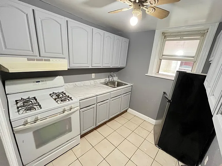1008 Van Nest Ave #B — Photo 4