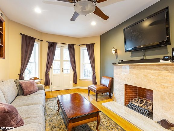 2nd image of 940 W Belle Plaine Ave #2W