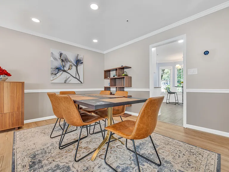 586 Saint James Walk SE — Photo 9