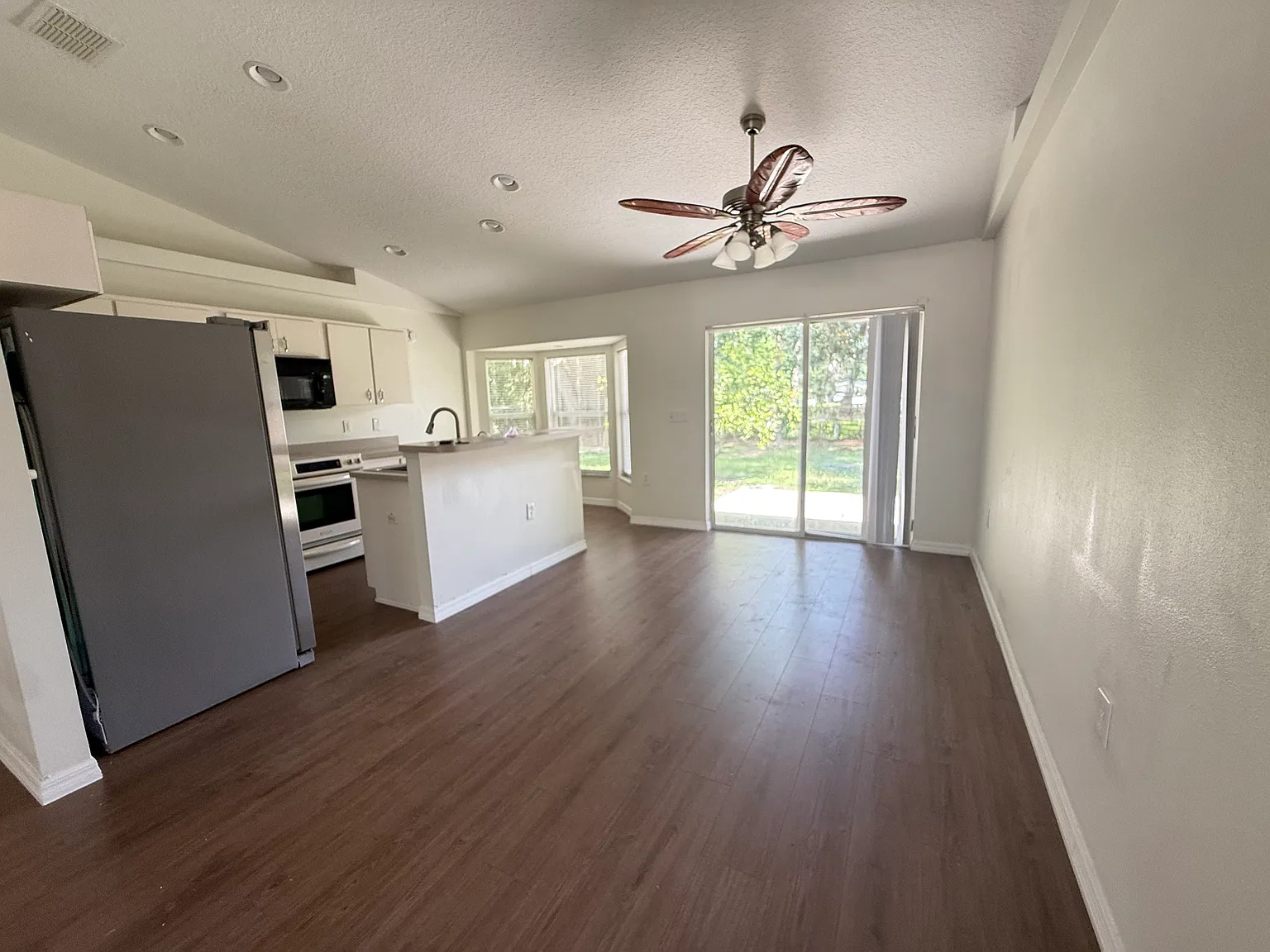 3 bed, 1553 sqft, $1,949 — Photo 3