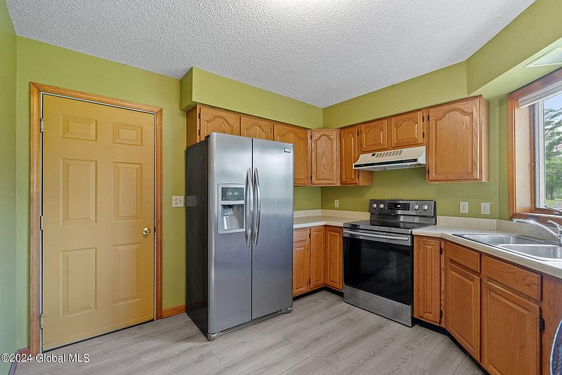 4th image of 883 Midline Road