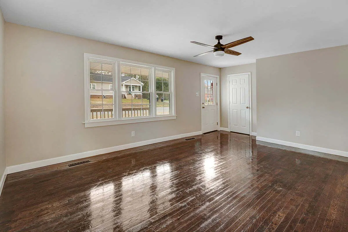 3 bed, 2.0 bath, 1080 sqft, $1,200 — Photo 4