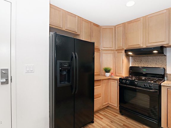 5th image of 160 S Hudson Ave Unit 214