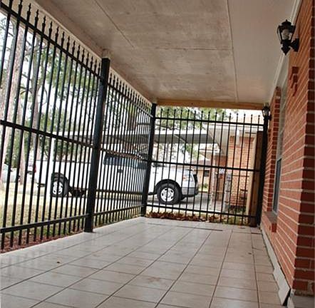 Great enclosed front porch for hot sunny days!!