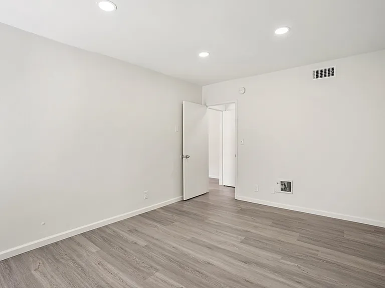 Willis Apartments — Photo 8