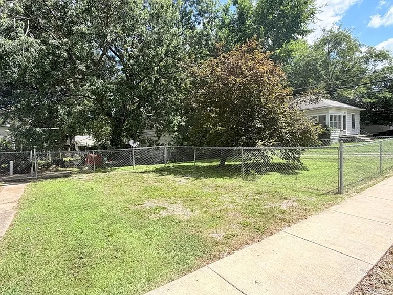 222 W Park St — Photo 3
