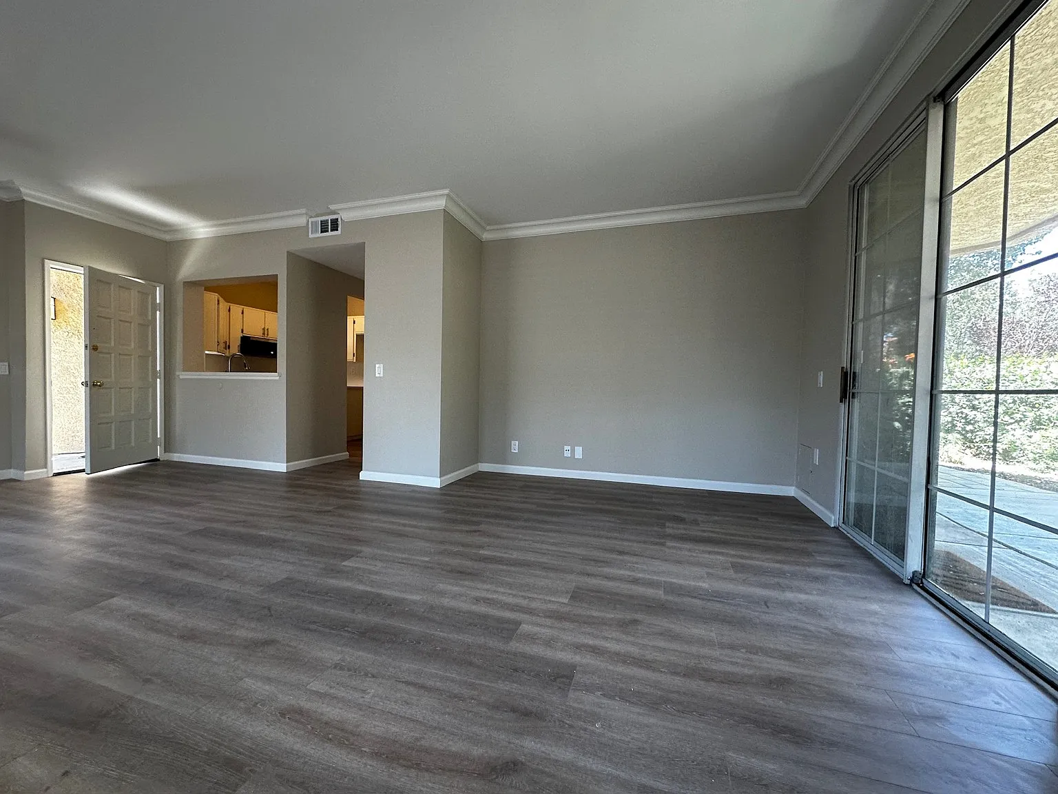 2 bed, 940 sqft, $3,200 — Photo 3