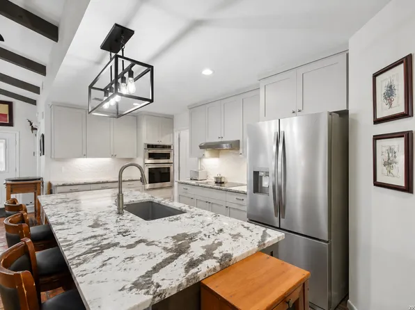 200 OAK VALLEY DR, Wimberley, TX 78676