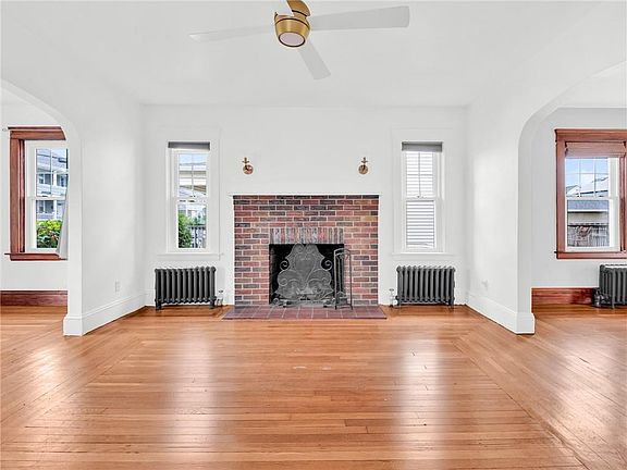 3rd image of 61 Burnside St