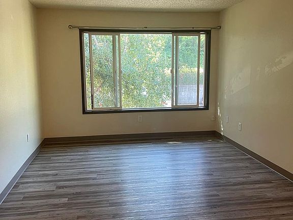 5th image of 1695 Oak St #9