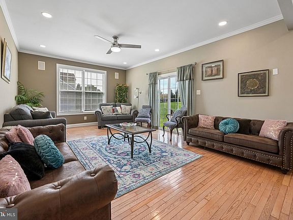 4th image of 25 Sherwood Ln