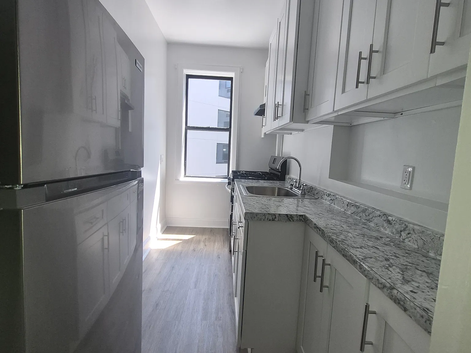 4580 Broadway — Photo 4