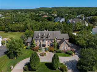 23 Legends Cir, Melville, NY 11747