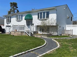 1 Winthrop St, Islip, NY 11751