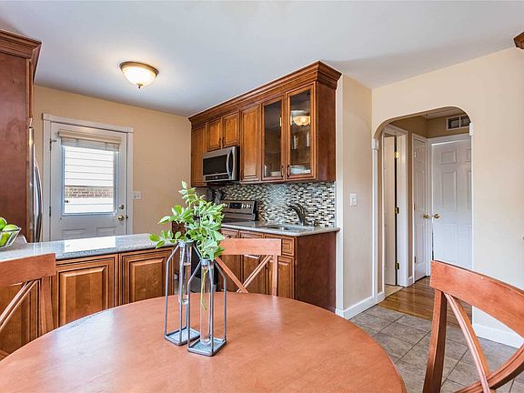 5th image of 74 Oakley Dr
